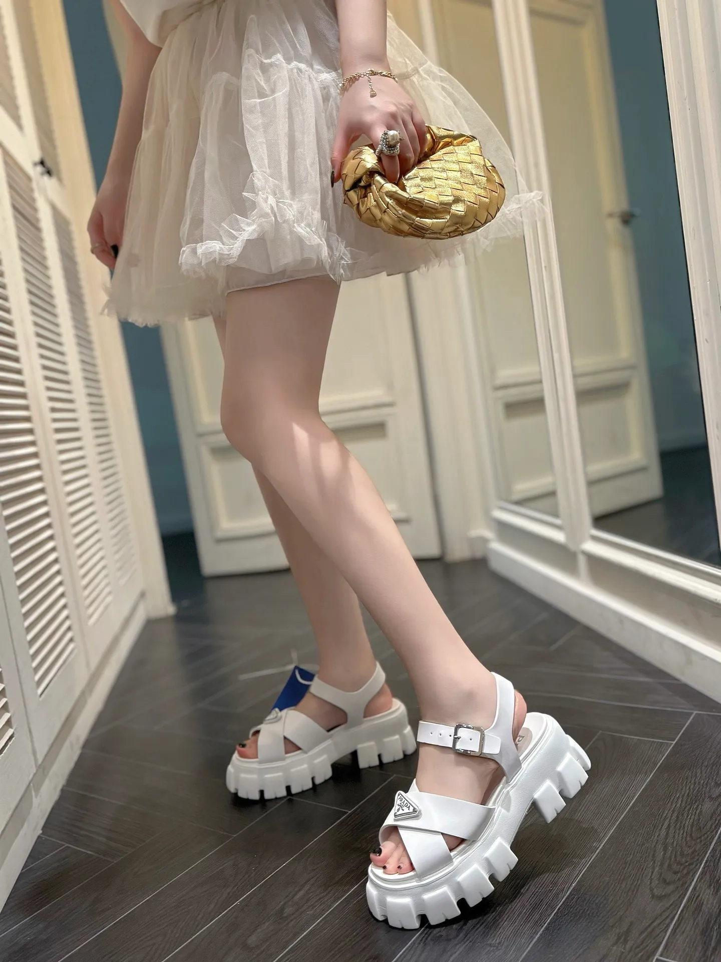 👟👟Ex-factory price 460👟👟 prada Roman shoes will definitely make you fall in love with them! The latest spring and summer sawtooth Roman braided thick-soled sandals E64, retro, fashionable and avant-garde gear teeth, 55mm thick-soled soles and uppers, making the whole pair of shoes light and comfortable. Bright colors, a variety of choices to satisfy fashionable people of different styles! The iconic metal triangle logo is paired with the shape of ancient beach sandals. Every design element is fashionable! Color: black and white Size: 35-41